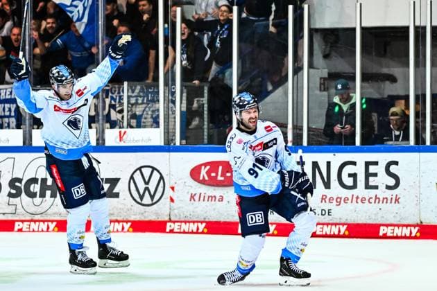 Torjubel, Jubel, Freude bei Torschütze Riley Sheen (ERC Ingolstadt, 91) Kenny Agostino (ERC Ingolstadt, 11), GER, Iserlohn Roosters vs. ERC Ingolstadt, Eishockey, Penny-DEL, 4. Spieltag, Spielzeit 2024 2025, 29.09.2024, GER, Iserlohn Roosters vs. ERC Ingolstadt, Eishockey, Penny-DEL, 4. Spieltag, Spielzeit 2024 2025, 29.09.2024 Iserlohn Copyright: xJonasxBrockmann Eibner-Pressefotx EP_JBN