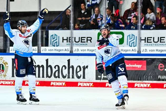 Torjubel, Jubel, Freude bei Torschütze Riley Sheen (ERC Ingolstadt, 91) Kenny Agostino (ERC Ingolstadt, 11), GER, Iserlohn Roosters vs. ERC Ingolstadt, Eishockey, Penny-DEL, 4. Spieltag, Spielzeit 2024 2025, 29.09.2024, GER, Iserlohn Roosters vs. ERC Ingolstadt, Eishockey, Penny-DEL, 4. Spieltag, Spielzeit 2024 2025, 29.09.2024 Iserlohn Copyright: xJonasxBrockmann Eibner-Pressefotx EP_JBN