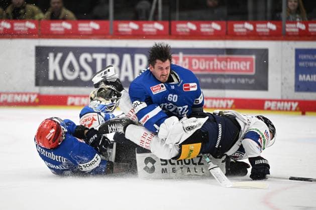 Bilder des Jahres 2024, Sport 09 September Sport Themen der Woche KW39 Sport Bilder des Tages (v.l.n.r.) Benjamin Marshall (Schwenninger Wild Wings 54) Joacim Eriksson (Schwenninger Wild Wings 60) Ty Ronning (Eisbaeren Berlin 9) Schwenninger Wild Wings gegen Eisbaeren Berlin, Eishockey, DEL, Spieltag 4, Saison 2024 2025, 29.09.2024 Schwenninger Wild Wings gegen Eisbaeren Berlin, Eishockey, DEL, Penny DEL, Spieltag 4, Saison 2024 2025, 29.09.2024 Schwenningen Copyright: xEibner-Pressefoto SvenxLaeglerx EP_SVL