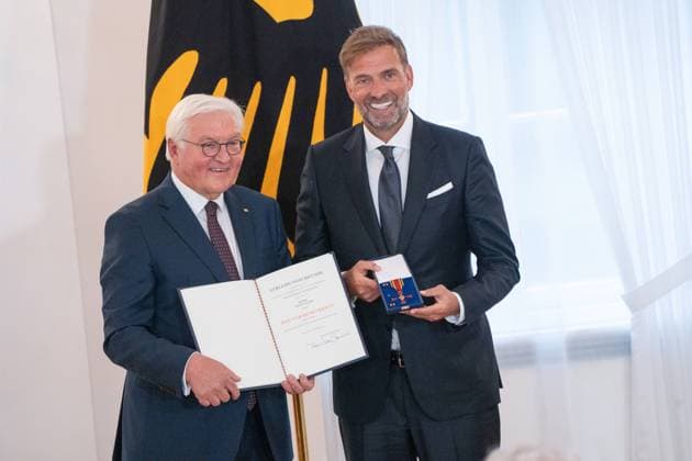 Bilder des Jahres 2024, Sport 10 Oktober Sport Themen der Woche KW40 Sport Bilder des Tages Ordensverleihung Bundespräsident zeichnet am 1. Oktober 2024 insgesamt 28 Bürger zum Tag der Deutschen Einheit mit dem Verdienstorden der Bundesrepublik Deutschland aus Bundespräsident Frank-Walter Steinmeier ehrt den Fußballtrainer Jürgen Klopp Ordensverleihung Bundespräsident zeichnet am 1. Oktober 2024 insgesamt 28 Bürger zum Tag der Deutschen Einheit mit dem Verdienstorden der Bundesrepublik Deutschland aus , Berlin Berlin Deutschland Schloss Bellevue