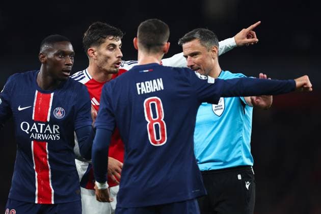 Arsenal v PSG 1 October 2024, London - UEFA Champion™s League Football - Arsenal v Paris Saint-Germain - Fabian Ruiz of Paris Saint Germain and Kai Havertz of Arsenal argues with match referee Slavic Vincic over a potential hand ball - Photo: Charlotte Wilson Offside. London UK Copyright: xCharlottexWilsonx xOffsidexOffside