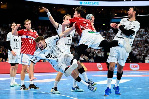 Bilder des Jahres 2024, Sport 10 Oktober Sport Themen der Woche KW40 Sport Bilder des Tages Hamburg, 03. Oktober 2024: DHB Pokal - 24 25 - HSV Hamburg vs. THW Kiel v. li. im Zweikampf Lukas Zerbe (THW Kiel), Leif Tissier (HSV Hamburg), Domagoj Duvnjak (THW Kiel) Hamburg Barclays Arena Hamburg Deutschland