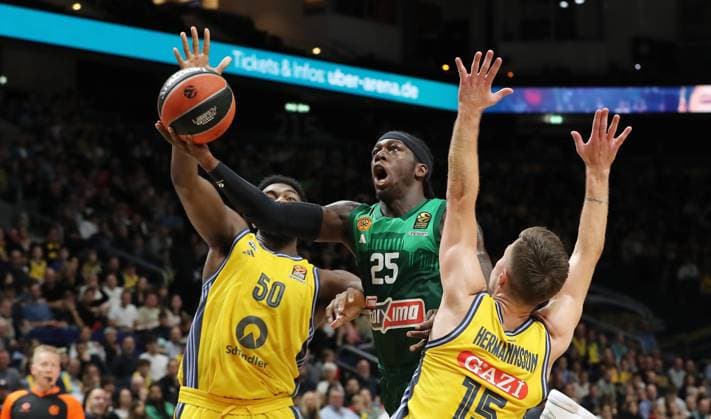 Bilder des Jahres 2024, Sport 10 Oktober Sport Themen der Woche KW40 Sport Bilder des Tages Trevion Williams, Kendrick Nunn, Martin Hermannsson Zweikampf Spielszene Aktion Basketball Euroleague EL Herren Saison 2024 2025 03.10.2024 ALBA Berlin vs. Panathinaikos Athen