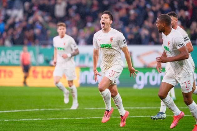 Bilder des Jahres 2024, Sport 10 Oktober Sport Themen der Woche KW40 Sport Bilder des Tages Keven Schlotterbeck (31, FC Augsburg) und Steve Mounie (15, FC Augsburg) Tor zum 1 : 0 beim Spiel FC Augsburg v Borussia Mönchengladbach, Fußball, Herren, Bundesliga, 2024 2025, 6.Spieltag am 04.10.2024 in Augsburg, WWK-Arena. DFL and DFB regulations prohibit any use of photographs as image sequences and or quasi-video. Bayern Deutschland