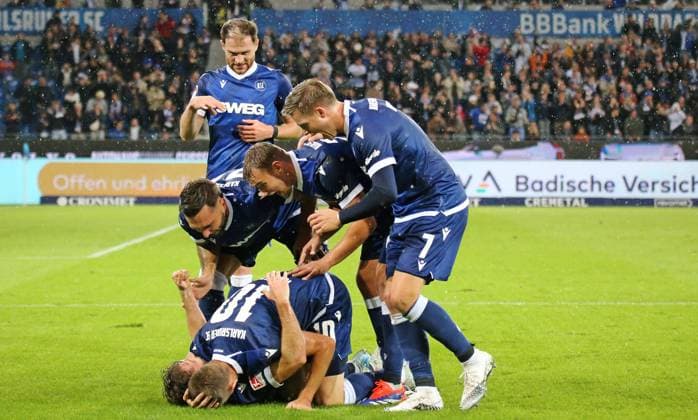 Bilder des Jahres 2024, Sport 10 Oktober Sport Themen der Woche KW40 Sport Bilder des Tages 04.10.2024, xmohx, Fussball 2.Bundesliga, Karlsruher SC - SV Darmstadt 98 emspor, v.l. Leon jensen (Karslruhe) bejubelt das 2-1 (DFL DFB REGULATIONS PROHIBIT ANY USE OF PHOTOGRAPHS as IMAGE SEQUENCES and or QUASI-VIDEO) Karlsruhe