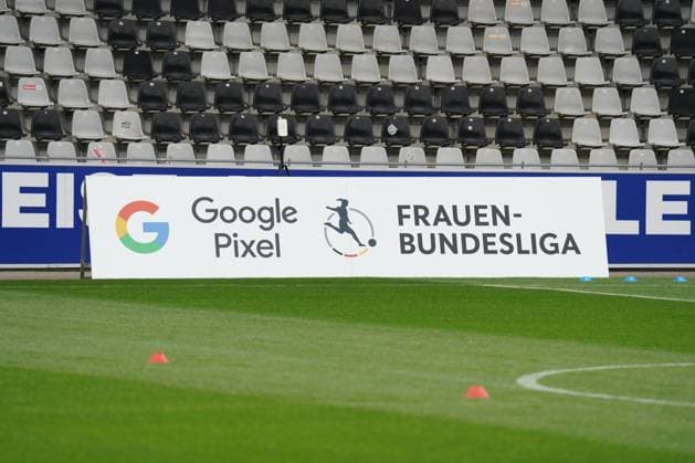 Google Pixel Frauen-Bundesliga,SC Freiburg vs. 1.FFC Turbine Potsdam, 05.10.2024 Banner der Google Pixel Frauen-Bundesliga im Dreisamstadion Google Pixel Frauen-Bundesliga,SC Freiburg vs. 1.FFC Turbine Potsdam, 05.10.2024 DFB DFL REGULATIONS PROHIBIT ANY USE OF PHOTOGRAPHS AS IMAGE SEQUENCES AND OR QUASI-VIDEO Copyright: xBEAUTIFULxSPORTS Boscox