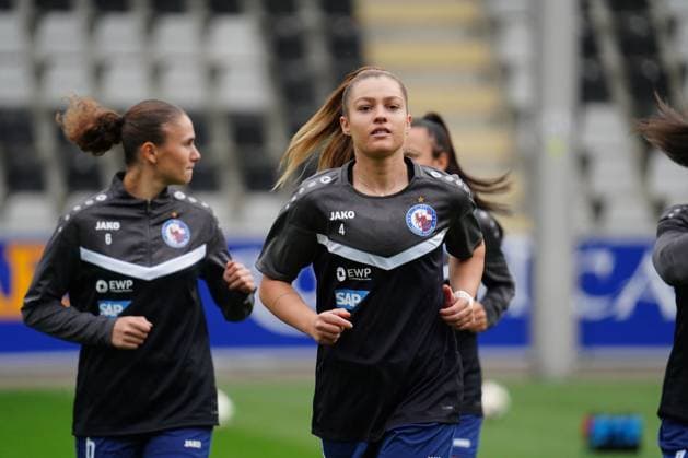 Google Pixel Frauen-Bundesliga,SC Freiburg vs. 1.FFC Turbine Potsdam, 05.10.2024 Warmmachen Irena Kuznezov (1. FFC Turbine Potsdam 4) Google Pixel Frauen-Bundesliga,SC Freiburg vs. 1.FFC Turbine Potsdam, 05.10.2024 DFB DFL REGULATIONS PROHIBIT ANY USE OF PHOTOGRAPHS AS IMAGE SEQUENCES AND OR QUASI-VIDEO Copyright: xBEAUTIFULxSPORTS Boscox