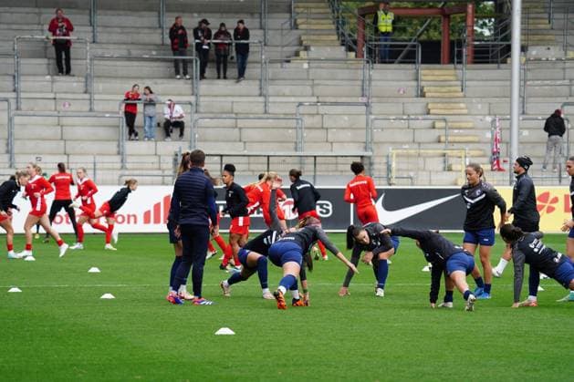 Google Pixel Frauen-Bundesliga,SC Freiburg vs. 1.FFC Turbine Potsdam, 05.10.2024 Warmmachen beider Mannschaften SC Freiburg und 1. FFC Turbine Potsdam Google Pixel Frauen-Bundesliga,SC Freiburg vs. 1.FFC Turbine Potsdam, 05.10.2024 DFB DFL REGULATIONS PROHIBIT ANY USE OF PHOTOGRAPHS AS IMAGE SEQUENCES AND OR QUASI-VIDEO Copyright: xBEAUTIFULxSPORTS Boscox