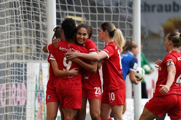 Google Pixel Frauen-Bundesliga,SC Freiburg vs. 1.FFC Turbine Potsdam, 05.10.2024 Torjubel vom 1:0 durch Annabel Schasching (SC Freiburg 19) Google Pixel Frauen-Bundesliga,SC Freiburg vs. 1.FFC Turbine Potsdam, 05.10.2024 DFB DFL REGULATIONS PROHIBIT ANY USE OF PHOTOGRAPHS AS IMAGE SEQUENCES AND OR QUASI-VIDEO Copyright: xBEAUTIFULxSPORTS Boscox