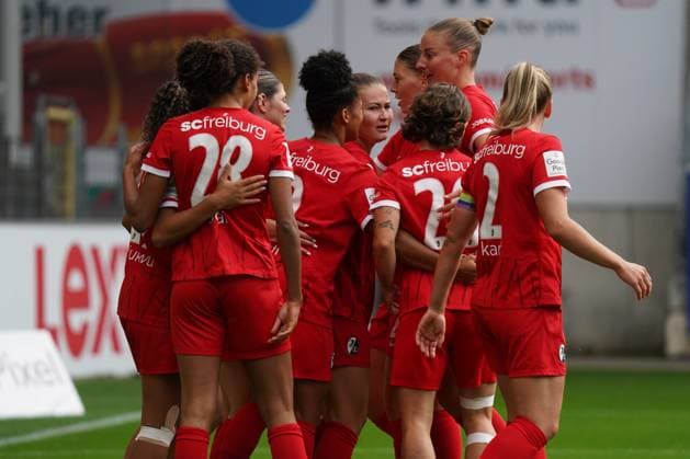 Google Pixel Frauen-Bundesliga,SC Freiburg vs. 1.FFC Turbine Potsdam, 05.10.2024 Torjubel zum 1:0 durch den SC Freiburg Torschütze Annabel Schasching (SC Freiburg 19) Google Pixel Frauen-Bundesliga,SC Freiburg vs. 1.FFC Turbine Potsdam, 05.10.2024 DFB DFL REGULATIONS PROHIBIT ANY USE OF PHOTOGRAPHS AS IMAGE SEQUENCES AND OR QUASI-VIDEO Copyright: xBEAUTIFULxSPORTS Boscox