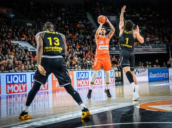 Neu Ulm, Deutschland, 05.10.24: Yorman Polas Bartol, Marcio Santos (ratiopharm ulm) und Joel Scott (MHP Riesen Ludwigsburg) im Zweikampf waehrend des Basketball Bundesliga Spiels zwischen ratiopharm ulm vs MHP Riesen Ludwigsburg im ratiopharm Arena am 05. September 2024 in Neu Ulm, Deutschland. (Foto von Harry Langer DeFodi Images) ratiopharm Arena, Germany, 05.10.24: Yorman Polas Bartol, Marcio Santos (ratiopharm ulm) und Joel Scott (MHP Riesen Ludwigsburg) battle for the ball during the Basketball Bundesliga match between ratiopharm ulm vs MHP Riesen Ludwigsburg at Neu Ulm on October 5, 2024 in ratiopharm Arena, Germany. (Photo by Harry Langer DeFodi Images) Defodi-541_ULMLUB20241005_039