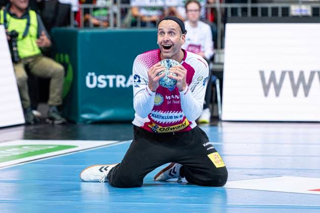 Bilder des Jahres 2024, Sport 10 Oktober Sport Themen der Woche KW40 Silvio Heinevetter (ThSV Eisenach, Nr. 12) (v.l.), TSV Hannover-Burgdorf (weiss) gegen ThSV Eisenach (blau) am 5. Spieltag der Saison 2024 2025 in der DAIKIN Handball-Bundesliga (05.10.2024, ZAG Arena (Hannover, GER), Copyright: xJanxGuentherx xTSVxHannover-Burgdorfx