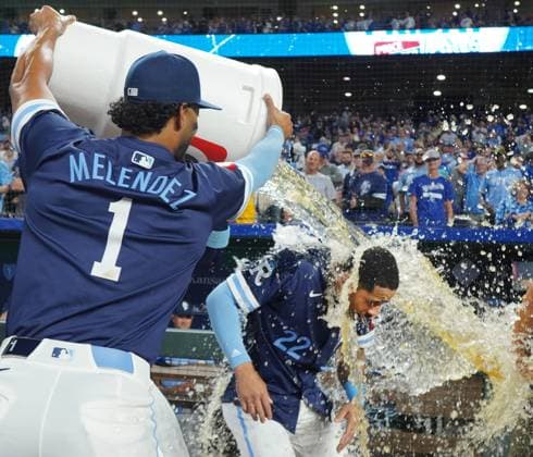 MLB, Baseball Herren, USA 2024; Twins vs Royals AUG 23 SEP 6, 2024: Kansas City Royals Tommy Pham gets the post game Gatorade bath after the royals win 5-0 over the twins at Kauffman Stadium Kansas City, Missouri. Jon Robichaud CSM. (Credit Image: Â Jon Robichaud Cal Media) Kansas City Missouri United States EDITORIAL USE ONLY Copyright: xx ZUMA-20240906_zma_c04_035.jpg JonxRobichaudx csmphotothree290541