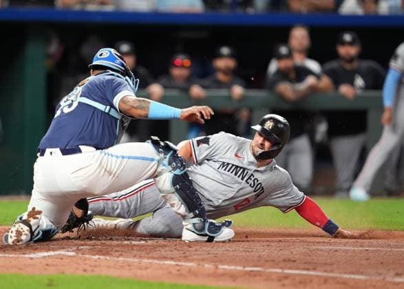 MLB, Baseball Herren, USA 2024; Twins vs Royals AUG 23 SEP 6, 2024: Kansas City Royals catcher Salvador Perez (13) tags out Minnesota Twins second base Kyle Farmer (12) at the plate at Kauffman Stadium Kansas City, Missouri. Jon Robichaud CSM. (Credit Image: Â Jon Robichaud Cal Media) Kansas City Missouri United States EDITORIAL USE ONLY Copyright: xx ZUMA-20240906_zma_c04_034.jpg JonxRobichaudx csmphotothree290543