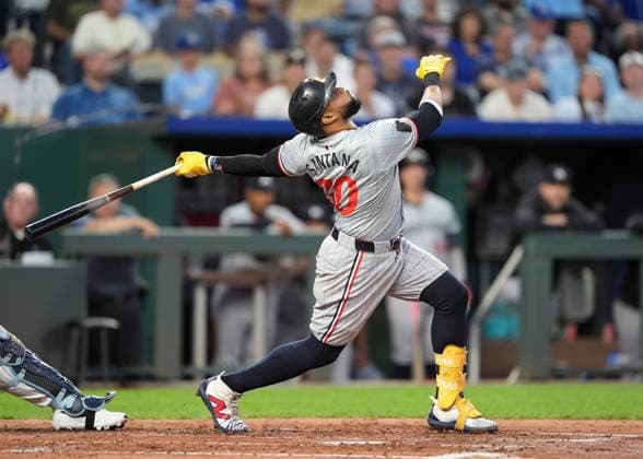 MLB, Baseball Herren, USA 2024; Twins vs Royals AUG 23 SEP 6, 2024: Minnesota Twins first base Carlos Santana (30) watches a fly ball at Kauffman Stadium Kansas City, Missouri. Jon Robichaud CSM. (Credit Image: Â Jon Robichaud Cal Media) Kansas City Missouri United States EDITORIAL USE ONLY Copyright: xx ZUMA-20240906_zma_c04_032.jpg JonxRobichaudx csmphotothree290544