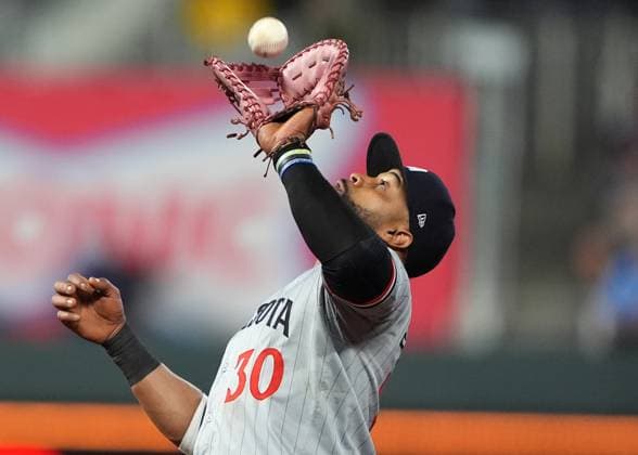 MLB, Baseball Herren, USA 2024; Twins vs Royals AUG 23 SEP 6, 2024: Minnesota Twins first base Carlos Santana (30) makes a catch for an out at Kauffman Stadium Kansas City, Missouri. Jon Robichaud CSM. (Credit Image: Â Jon Robichaud Cal Media) Kansas City Missouri United States EDITORIAL USE ONLY Copyright: xx ZUMA-20240906_zma_c04_029.jpg JonxRobichaudx csmphotothree290547