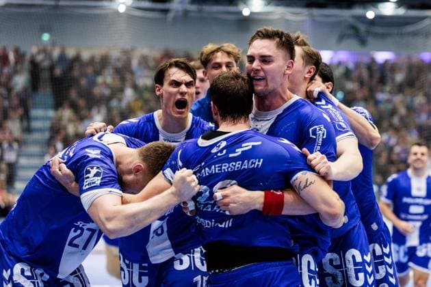 Bilder des Jahres 2024, Sport 10 Oktober Sport Themen der Woche KW40 Sport Bilder des Tages Daikin Handball-Bundesliga VfL Gummersbach - SG Flensburg-Handewitt; 06.10.2024 Kentin Mahe (VfL Gummersbach, 22), Kristjan Horzen (VfL Gummersbach, 27) Miro Schluroff (VfL Gummersbach, 15) und Stepan Zeman ( 66, VfL Gummersbach, 66) jubeln nach Abpfiff über den letzten Treffer durch Mahe, die erfolgreiche letzte Abwehr und das daraus resultierende Unentschieden gegen die SG Flensburg-Handewitt Daikin Handball-Bundesliga VfL Gummersbach - SG Flensburg-Handewitt; Gummersbach, Schwalbe arena am 06.10.2024 Copyright: xBEAUTIFULxSPORTS Wunderlx