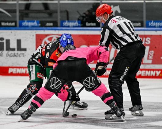 Linesperson Jonas Reinold fuehrt ein Bully aus zwischen Mark Zengerle (Augsburger Panther, 89) und Phil Varone (Grizzlys Wolfsburg, 26). GER, Augsburger Panther gegen Grizzlys Wolfsburg, Eishockey, DEL, 7. Spieltag, Saison 2024 2025, 06.10.2024. GER, Augsburger Panther gegen Grizzlys Wolfsburg, Eishockey, DEL, 7. Spieltag, Saison 2024 2025, 06.10.2024. Augsburg Copyright: xEibner-Pressefoto HeikexFeinerx EP_HFR