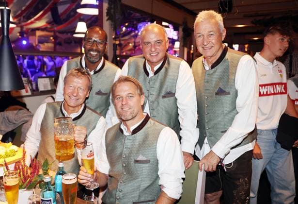 Bilder des Jahres 2024, Sport 10 Oktober Sport Bilder des Tages 09.10.24 VfB Stuttgart Wasen Cannstatter Volksfest Deutschland, Stuttgart, 09.10.2024, Fussball, Bundesliga, VfB Stuttgart, Wasen Cannstatter Volksfest: v.l. Guido Buchwald, Cacau, Timo Hildebrand, Hansi Müller, Karl Allgöwer.