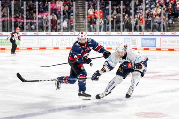 Bilder des Jahres 2024, Sport 10 Oktober Sport Bilder des Tages 10.10.2024 - Eishockey - Saison 2024 2025 - Penny DEL - Nürnberg Ice Tigers Icetigers - Iserlohn Roosters - ThHa - xthxhax - Charlie Gerard (95, Nürnberg Ice Tigers, NIT ) Stanislav Dietz (67, Iserlohn Roosters )