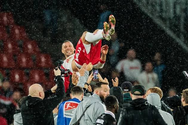 Bilder des Jahres 2024, Sport 10 Oktober Sport Bilder des Tages Unsere 10 kehrt heim - Danke Spiel Lukas Podolski; 10.10.2024 Lukas Podolski (1. FC Köln, 10) wird von seinen Mitspielern in die Luft geschmissen Unsere 10 kehrt heim - Danke Spiel Lukas Podolski; Köln, Rheinenergiestadion am 10.10.2024 Copyright: xBEAUTIFULxSPORTS Wunderlx