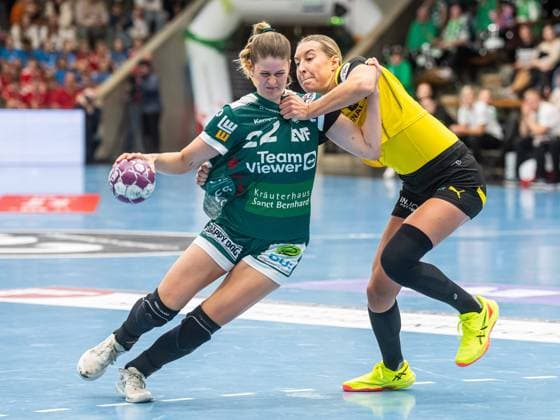 Bilder des Jahres 2024, Sport 10 Oktober Sport Bilder des Tages Sina Ehmann (Frisch Auf Frauen, 22) im Zweikampf mit Dana Bleckmann (Borussia Dortmund, 66), Frisch Auf Goeppingen vs. Borussia Dortmund, Handball, 1. Bundesliga, Spielzeit 2024 2025, 11.10.2024 Frisch Auf Goeppingen vs. Borussia Dortmund, Handball, 1. Bundesliga, Spielzeit 2024 2025, 11.10.2024 Goeppingen Copyright: xMichaelxSchmidt Eibner-Pressefotx EP_MST