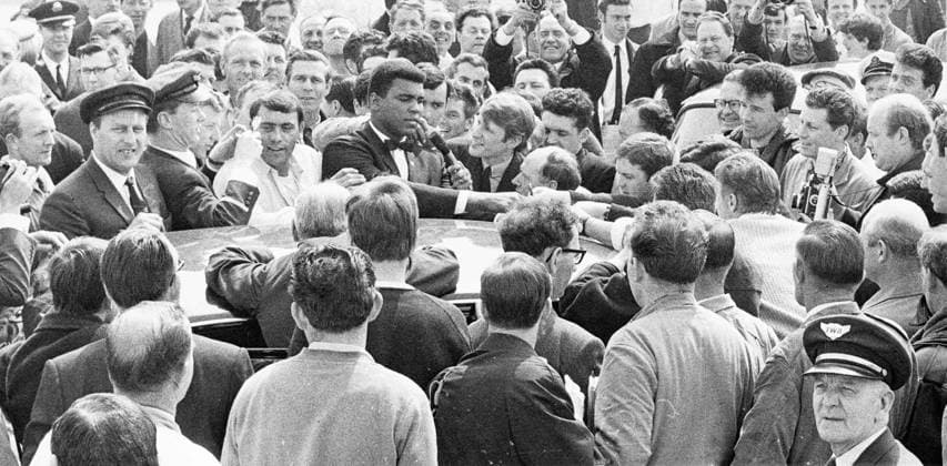 September 5, 1966: London, England, United Kingdom: World heavyweight champion, CASSIUS CLAY, flew into London today for his fight against Henry Cooper at Arsenal Stadium on May 21st. This was the scene at London Airport today as Cassius Clay signed autographs before entering his car after his arrival: Credit Image: ZUMA Press Wire). London United Kingdom - ZUMAk09_ 19660905_jtc_k09_749 Copyright: xKeystonexPressxAgencyx