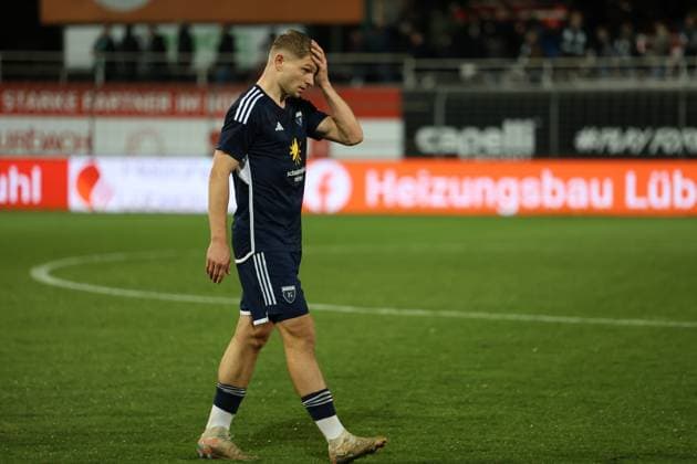 Fußball I Herren I Saison 2024 2025 I Regionalliga Nord I 14. Spieltag I VfB Lübeck - BSV Kickers Emden I 11.10.2024 Enttäuschung bei Janek Siderkiewicz (17, BSV Kickers Emden) Lübeck Stadion an der Lohmühle Schleswig-Holstein Deutschland Copyright: xLobeca VivianxPfaffx