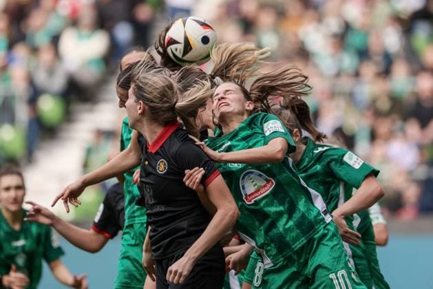 Bilder des Jahres 2024, Sport 10 Oktober v.li.: Caroline Kehrer (Bayer 04 Leverkusen, 9) und Tuana Mahmoud (SV Werder Bremen, 10) im Kopfballduell, Kopfball, Zweikampf, Action, Aktion, Spielszene, DIE DFB-RICHTLINIEN UNTERSAGEN JEGLICHE NUTZUNG VON FOTOS ALS SEQUENZBILDER UND ODER VIDEOÄHNLICHE FOTOSTRECKEN. DFB REGULATIONS PROHIBIT ANY USE OF PHOTOGRAPHS AS IMAGE SEQUENCES AND OR QUASI-VIDEO., 12.10.2024, Bremen (Deutschland), Fussball, Google Pixel Frauen-Bundesliga, SV Werder Bremen - Bayer 04 Leverkusen
