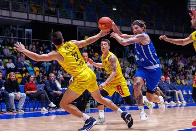 Bilder des Jahres 2024, Sport 10 Oktober BBL-Pokal, Fraport Skyliners - EWE Baskets Oldenburg, Frankfurt, 12.10.2024 Kyle Rode (EWE Baskets Oldenburg 22) unfair im Versuh den Ball gegen Booker Coplin (Frankfurt Skyliners 6) zu holen; Achtelfinale des BBL-Pokal zwischen Fraport Skyliners und EWE Baskets Oldenburg in Frankfurt am 12.10.2024 Copyright: xBEAUTIFULxSPORTS Hahnex