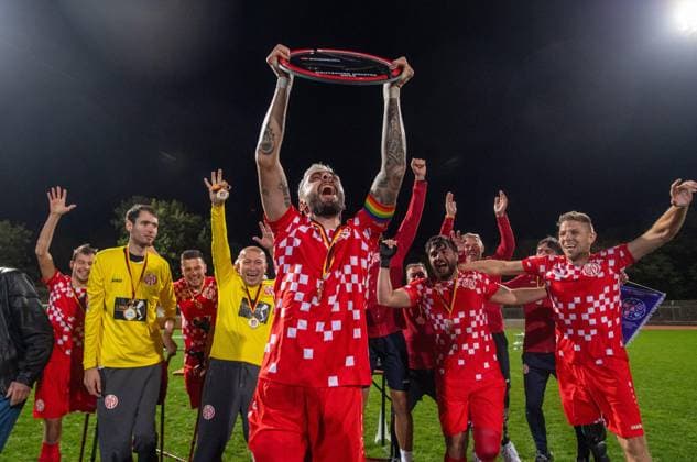 Bilder des Jahres 2024, Sport 10 Oktober Sport Bilder des Tages Fussball, Saison 2024 2025, Amputierten-Bundesliga (Finalspieltag), Hamburger SV - Mainz 05 (Finale), Mainzer Jubel, Stephan Schmidt Jr. (Mainz 05) mit der Meisterschale, 12.10.2024, Copyright: xSebastianxRäppold MatthiasxKochx