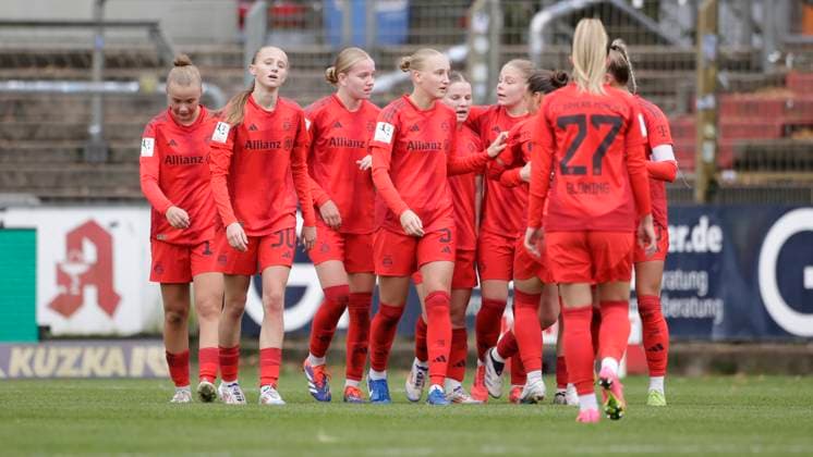 13.10.2024, Hänsch-Arena, Meppen, GER, 2. Frauen-Bundesliga: SV Meppen vs Bayern München II, Bayern feiert das 0:1 DFL REGULATIONS PROHIBIT ANY USE OF PHOTOGRAPHS AS IMAGE SEQUENCES AND OR QUASI-VIDEO. Meppen Niedersachsen Deutschland Hänsch-Arena