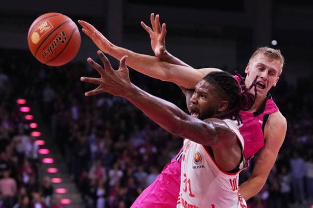 Bilder des Jahres 2024, Sport 10 Oktober Sport Bilder des Tages 13.10.2024, xpaux, Basketball BBL Pokal Achtelfinale, Telekom Baskets Bonn - FC Bayern München Basketball emspor, v.l. Devin Booker (FC Bayern München Basketball) und Sam Griesel (Telekom Baskets Bonn) in Aktion. (DFL DFB REGULATIONS PROHIBIT ANY USE OF PHOTOGRAPHS as IMAGE SEQUENCES and or QUASI-VIDEO) Bonn
