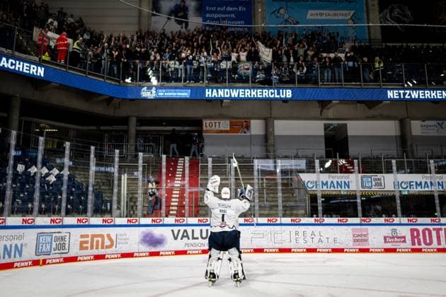 13.10.2024 - Eishockey - Saison 2024 2025 - Penny DEL - Nürnberg Ice Tigers Icetigers - Straubing Tigers - ThHa - xthxhax - Florian Bugl (1, Straubing Tigers ) feiert mit den Fans