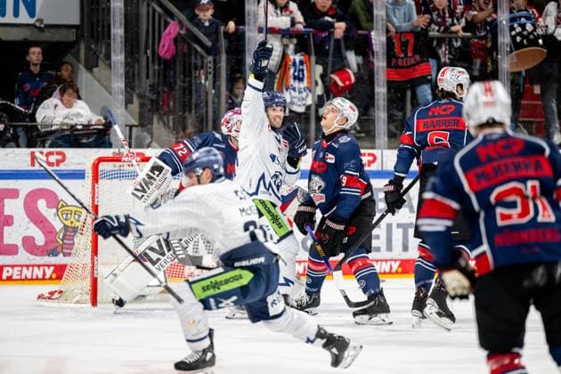 13.10.2024 - Eishockey - Saison 2024 2025 - Penny DEL - Nürnberg Ice Tigers Icetigers - Straubing Tigers - ThHa - xthxhax - Justus Böttner Boettner (9, Nürnberg Ice Tigers, NIT ) nach dem Gegentor