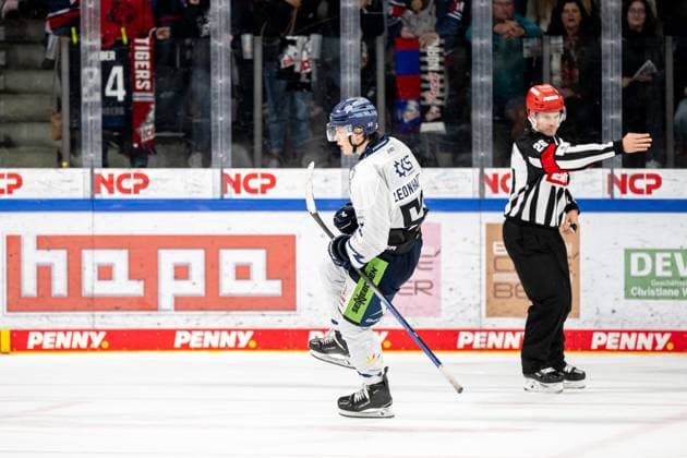 13.10.2024 - Eishockey - Saison 2024 2025 - Penny DEL - Nürnberg Ice Tigers Icetigers - Straubing Tigers - ThHa - xthxhax - Torjubel Freude Danjo Leonhardt (53, Straubing Tigers ) nach getroffenem Penalty