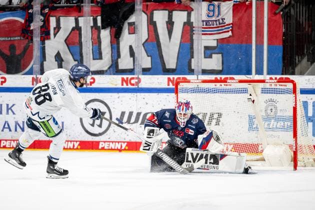 13.10.2024 - Eishockey - Saison 2024 2025 - Penny DEL - Nürnberg Ice Tigers Icetigers - Straubing Tigers - ThHa - xthxhax - JC Lipon (88, Straubing Tigers ) scheitert an Leon Hungerecker (72, Nürnberg Ice Tigers, NIT )