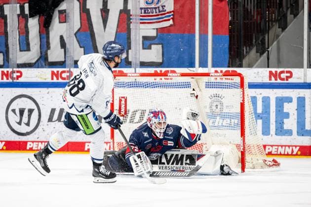 13.10.2024 - Eishockey - Saison 2024 2025 - Penny DEL - Nürnberg Ice Tigers Icetigers - Straubing Tigers - ThHa - xthxhax - JC Lipon (88, Straubing Tigers ) scheitert an Leon Hungerecker (72, Nürnberg Ice Tigers, NIT )