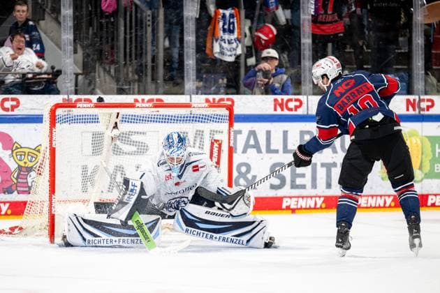 13.10.2024 - Eishockey - Saison 2024 2025 - Penny DEL - Nürnberg Ice Tigers Icetigers - Straubing Tigers - ThHa - xthxhax - Florian Bugl (1, Straubing Tigers ) hält gegen Evan Barratt (10, Nürnberg Ice Tigers, NIT )
