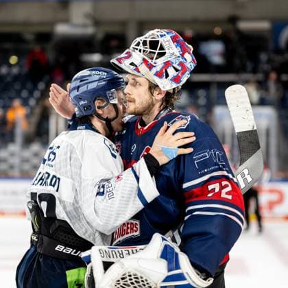 13.10.2024 - Eishockey - Saison 2024 2025 - Penny DEL - Nürnberg Ice Tigers Icetigers - Straubing Tigers - ThHa - xthxhax - Shakehands, Händeschütteln, Danjo Leonhardt (53, Straubing Tigers ) Leon Hungerecker (72, Nürnberg Ice Tigers, NIT )