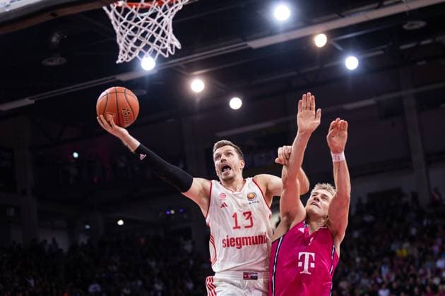 Bilder des Jahres 2024, Sport 10 Oktober Sport Bilder des Tages BBL Pokal, Telekom Baskets Bonn vs. FC Bayern Basketball, 13.10.2024 Andreas Obst (FC Bayern Basketball 13) und Sam Griesel (Telekom Baskets Bonn 2) - BBL Pokal, Telekom Baskets Bonn vs. FC Bayern Basketball, 13.10.2024, Achtelfinale, Telekom Dome, Bonn Copyright: xBEAUTIFULxSPORTS Derixx