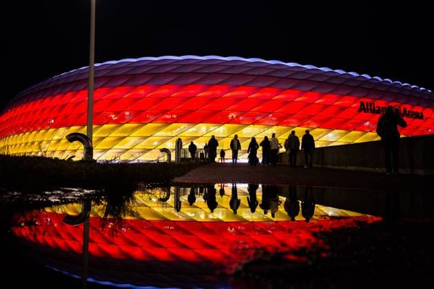 Bilder des Jahres 2024, Sport 10 Oktober Sport Themen der Woche KW42 Sport Bilder des Tages 14.10.2024, Deutschland vs. Niederlande, Nations League 4. Spieltag, Gruppe C Allianz Arena Aussenansicht bei Nacht, Deutschland Farben Allianz Arena, Schwarz Rot Gold Wichtiger Hinweis: Gemaess den Vorgaben der DFL Deutsche Fussball Liga bzw. des DFB Deutscher Fussball-Bund ist es untersagt, in dem Stadion und oder vom Spiel angefertigte Fotoaufnahmen in Form von Sequenzbildern und oder videoaehnlichen Fotostrecken zu verwerten Foto: Bahho Kara Kirchner-Media Copyright: xBahhoxKara Kirchner-Mediax