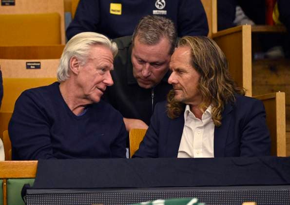 STOCKHOLM, SVERIGE 20241015 Björn Borg och Jan-Ove Waldner ( J-O Waldner ) ser pa när Leo Borg möter Alexander Müller, Frankrike i Nordic Open i Kungliga Tennishallen. STOCKHOLM SVERIGE x10060x