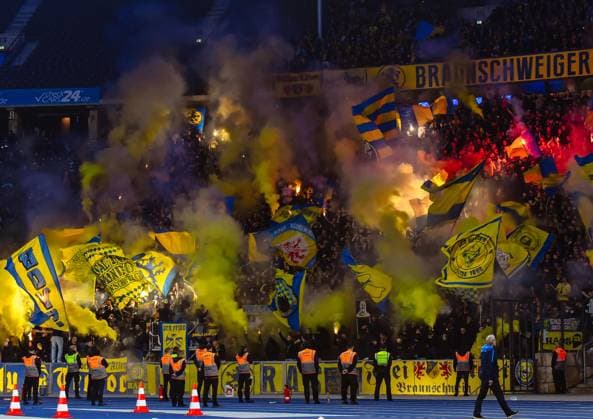 Bilder des Jahres 2024, Sport 10 Oktober Sport Themen der Woche KW42 Fussball 2.Bundesliga, Hertha BSC Berlin - Eintracht Braunschweig 18.10.2024, xdanx, Fussball 2.Bundesliga, Hertha BSC Berlin - Eintracht Braunschweig v.l.Fans, Stimmung, Schals, Fahnen, Besucher, Trikots, Ultras, Eintracht Braunschweig,Berlin, zuenden Pyrotechnik, Bengalos, Rauch (DFL DFB REGULATIONS PROHIBIT ANY USE OF PHOTOGRAPHS as IMAGE SEQUENCES and or QUASI-VIDEO) Daniel Lakomski Mix1 Berlin Olympiastadion Berlin Berlin Deutschland (DE) Copyright: xDanielxLakomskix