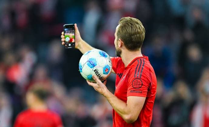 Bilder des Jahres 2024, Sport 10 Oktober Sport Themen der Woche KW42 Sport Bilder des Tages Harry Kane (FC Bayern Muenchen) macht ein Selfie mit dem Ball, Bundesliga, FC Bayern München v VfB Stuttgart, Allianz Arena am 19. October 2024 in München, Deutschland. (Foto von Silas Schueller DeFodi Images) Harry Kane (FC Bayern Muenchen) takes a picture with the ball, Bundesliga, FC Bayern München v VfB Stuttgart, Allianz Arena on October 19, 2024 in Munich, Germany. (Photo by Silas Schueller DeFodi Images) DFL regulations prohibit any use of photographs as image sequences and or quasi-video. not used in POL SRB CRO FRA GBR NED ITA USA Defodi-738_738_BAYVFB_20241019_656