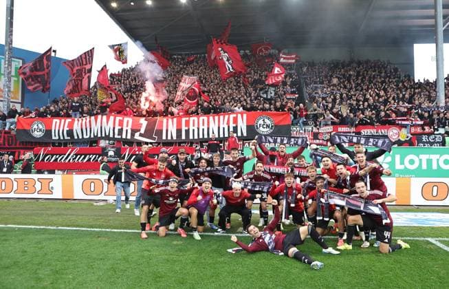 Bilder des Jahres 2024, Sport 10 Oktober Sport Themen der Woche KW42 Sport Bilder des Tages 20.10.2024 - Fussball - Saison 2024 2025 - 2. Fussball - Bundesliga - 09. Spieltag: SpVgg Greuther Fürth ( Kleeblatt ) - 1. FC Nürnberg FCN ( Club ) Derby Frankenderby - Sportfoto Zink DaMa - xdaxmax - DFL regulations prohibit any use of photographs as image sequences and or quasi-video - only for editorial use - Jubel Freude nach Spielende - Mannschaft Team des FCN feiert mit Clubfan Clubfans FCN-Fans Fans - Mannschaftsbild Teambild Jubelbild