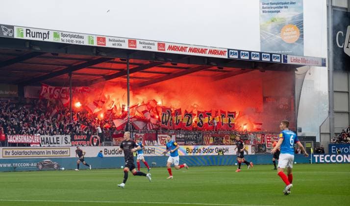 Bilder des Jahres 2024, Sport 10 Oktober Sport Themen der Woche KW42 Fußball, Herren, 1. Bundesliga, Saison 2024 2025, (7. Spieltag), Holstein Kiel - 1. FC Union Berlin, Gästeblock, Fans von Union Fans von brennen Feuerwerk ab, 20.10. 2024, Copyright: xMatthiasxKochx