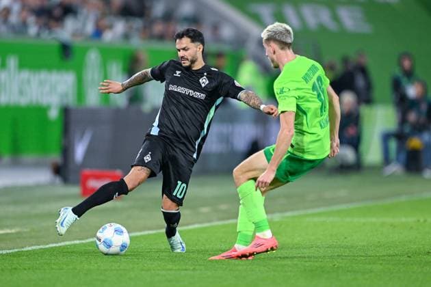 20.10.2024, Fussball, Bundesliga, 7. Spieltag Saison 2024 2025, VfL Wolfsburg - SV Werder Bremen, Leonardo Bittencourt (SV Werder Bremen), Jakub Kaminski (VfL Wolfsburg), xRHR-FOTO TKx Copyright: RHR-FOTOx RHR-FOTO TK