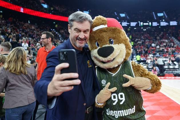 Bilder des Jahres 2024, Sport 10 Oktober Sport Themen der Woche KW43 Sport Bilder des Tages Ministerpraesident Markus Soeder und Berni macht ein Selfie, FC Bayern Basketball vs. Olympiakos Piraeus, Basketball, EuroLeague, 5. Spieltag, 25.10.2024 Muenchen Bayern Deutschland