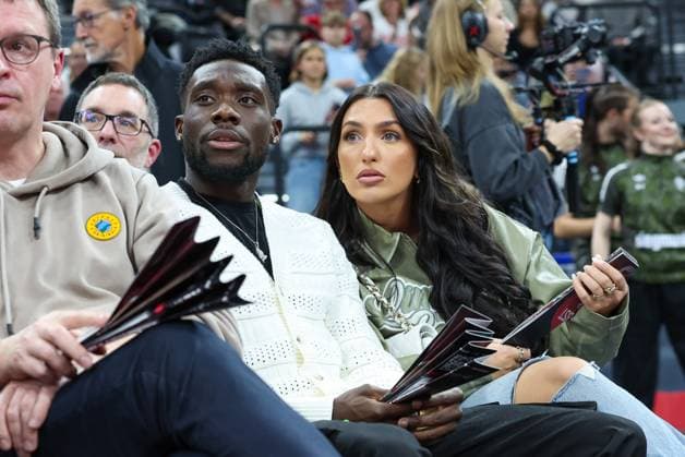 Alphonso Davies 19 (FC Bayern Muenchen) mit Freundin, FC Bayern Basketball vs. Olympiakos Piraeus, Basketball, EuroLeague, 5. Spieltag, 25.10.2024 Muenchen Bayern Deutschland